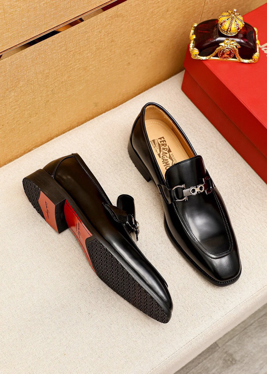 Men's shoes 💰460 💐 Product trademark: Ferragamo "Ferragamo" casual leather shoes Regular size: 38-44 (45🉑️customized) Product materials: Selected imported first-layer open-edge beaded calfskin upper + luxury hardware buckle, imported water-dyed cowhide leather lining. Strong three-dimensional visual effect, original combination outsole Color: 2⃣️colors available